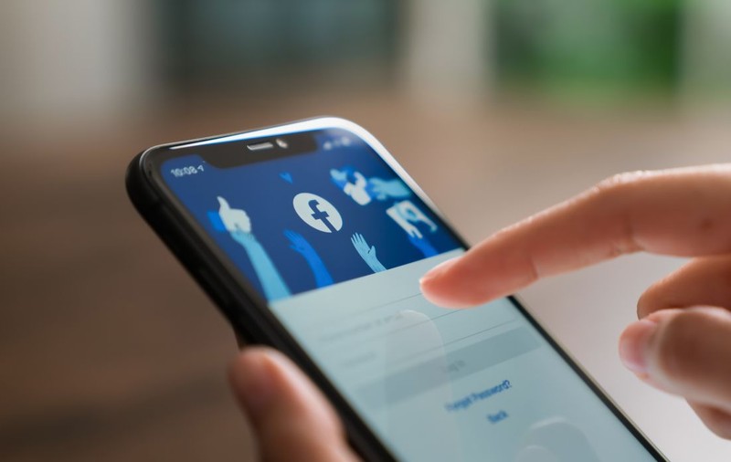 Doi români, condamnați la închisoare după ce au amenințat pe Facebook un demnitar și mai mulți magistrați