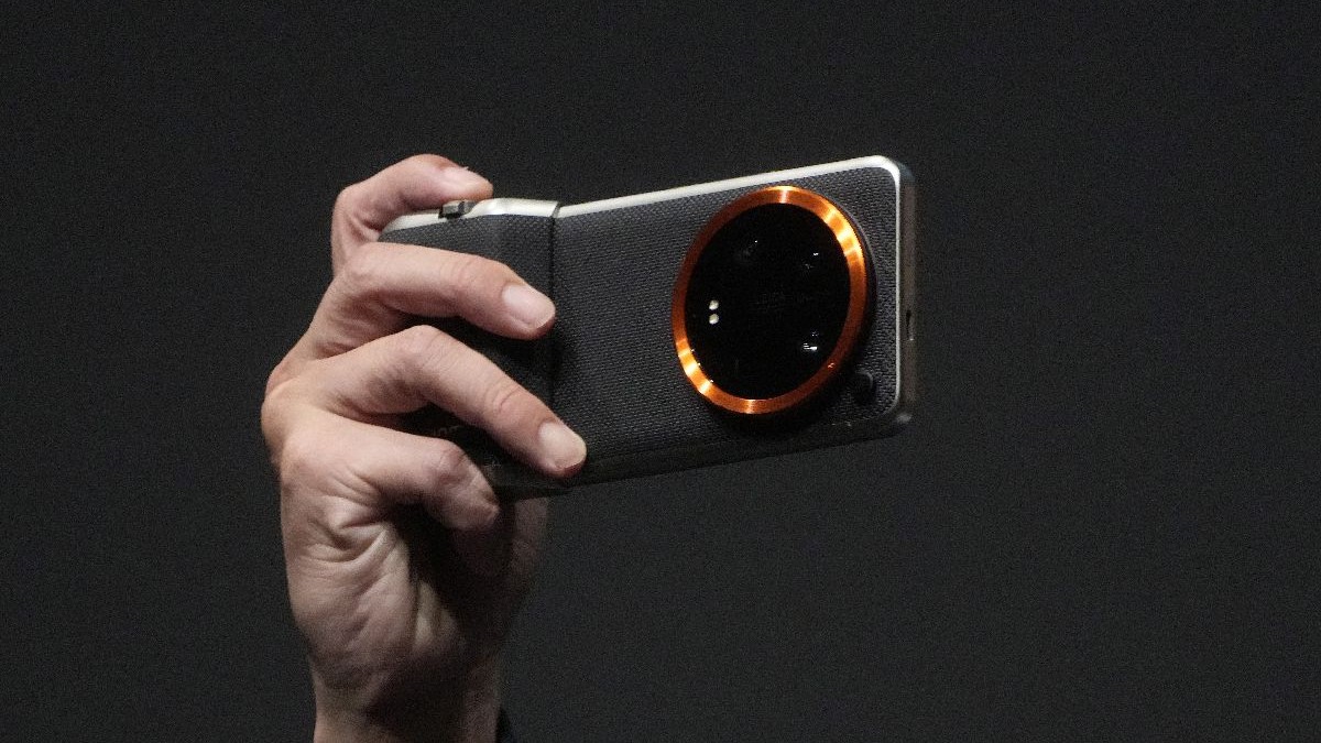 Un telefon Xiaomi 14 Ultra negru, ținut în mână de o persoană în timpul evenimentulu ide lansare din Japonia din 2024.