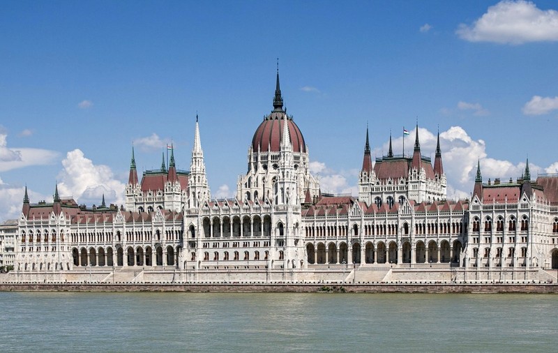Comisia Europeană încă nu aprobă PNRR-urile Poloniei şi Ungariei din cauza statului de drept