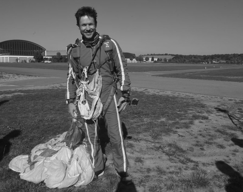 Singurele imagini de la înmormântarea lui Felix Baumgartner. Un spectacol aerian privat a fost organizat în memoria lui
