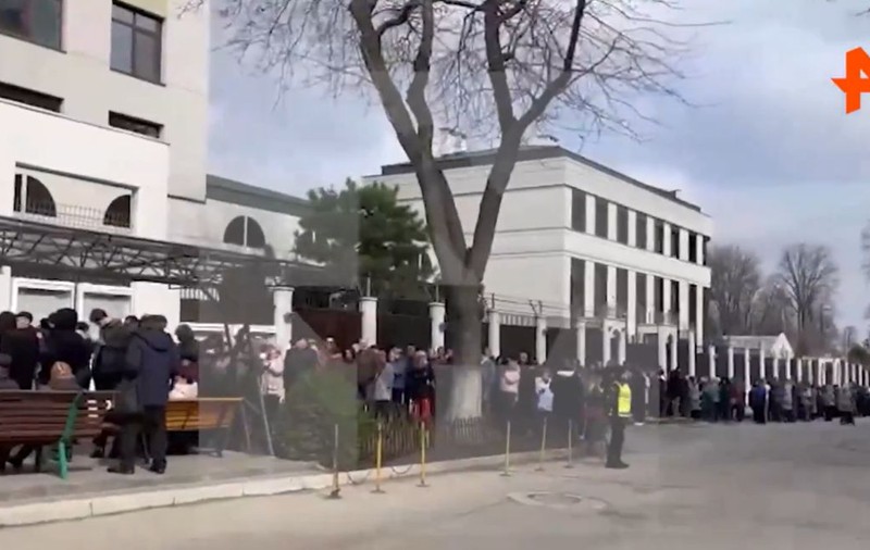 Incident la Ambasada Rusiei de la Chișinău. Un bărbat mascat a aruncat cu cocktailuri Molotov în curte, când oamenii erau la coadă să voteze