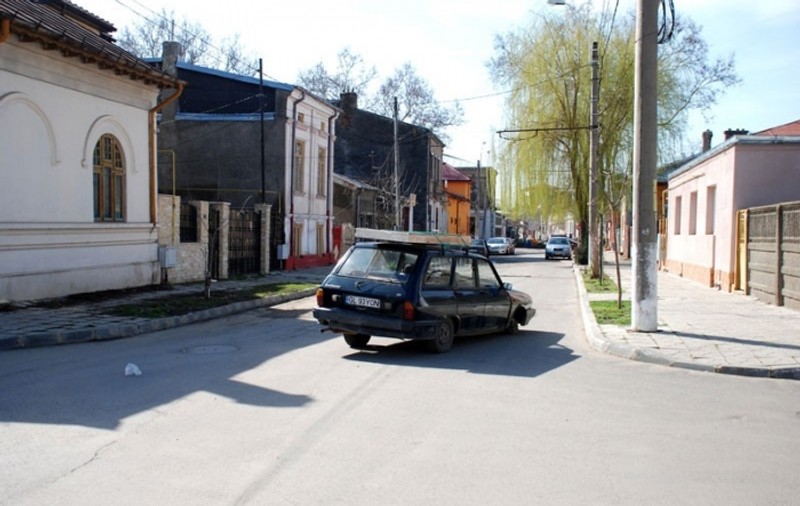 INCREDIBIL! A lăsat maşina două zile şi două nopţi într-o intersecţie după ce i-a sărit roata în mers!