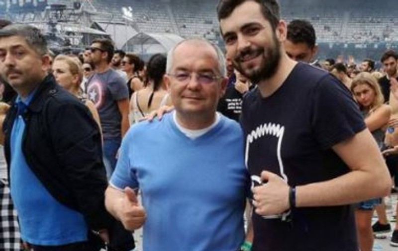 Un tânăr care s-a fotografiat cu Emil Boc la Untold, bătut cu pumnii și picioarele la festival. Agresorii, identificați