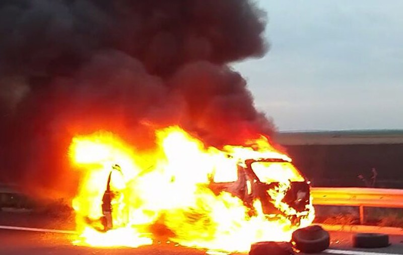 Mașină în flăcări pe A2! A ars ca o torță pe Autostrada Soarelui VIDEO