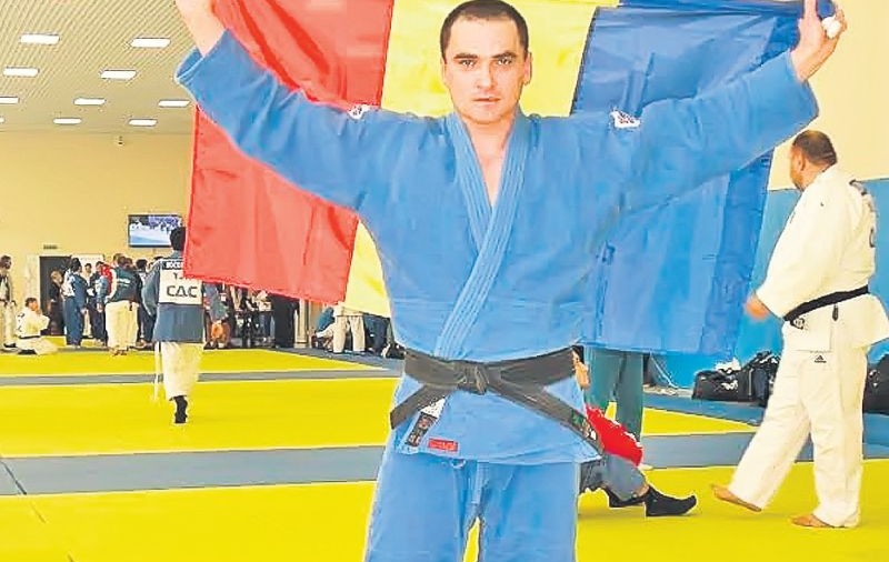 Pedepsit de arabi! Bucuria victoriei trăită «à la Hagi» l-a lăsat pe luptătorul-jandarm Adrian Petre fără bronzul obţinut la la Abu Dhabi