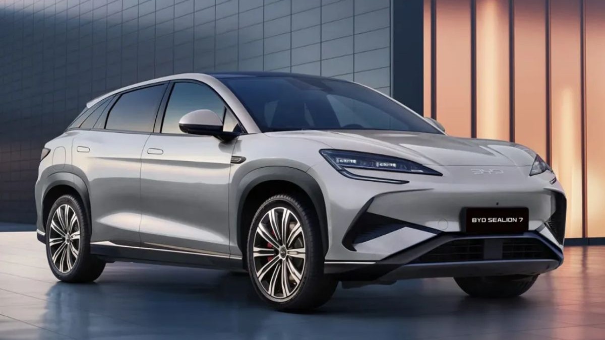 Masina chinezeasca BYD SUV poza profesionala background modern
