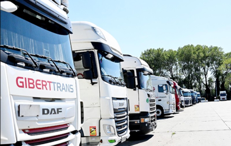Un șofer român de TIR stă de 6 zile într-o parcare din Belgia: „Unii nu au nimic de făcut decât să aștepte și să bea”