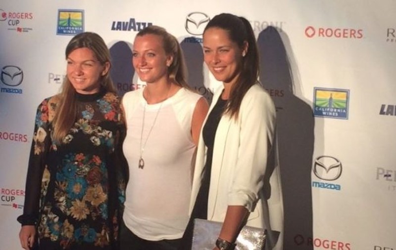 Simona Halep, zâmbitoare și sexy la petrecerea de la Toronto. Turneul începe luni. ^Trei doamne și toate trei / VIDEO