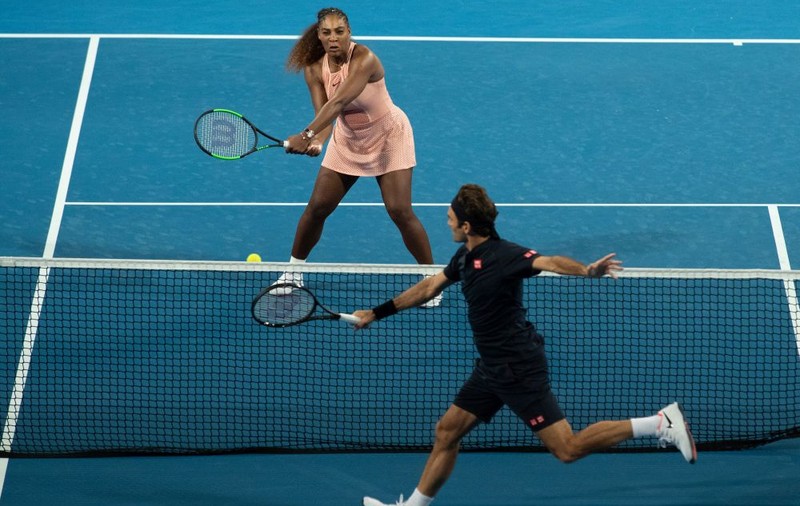 FOTO&VIDEO | Meciul pe care toți iubitorii tenisului l-au așteptat! Giganții Roger Federer și Serena Williams au fost adversari pe teren. "A fost o mare plăcere"