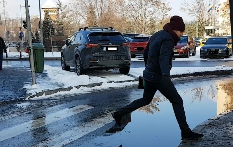 VIDEO| Pietonii fac slalom printre bălți. Cum se circulă pe trotuarele din Capitală?