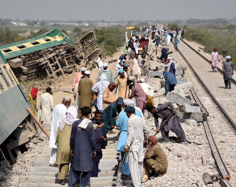 Cel puțin 30 de morți, după ce două trenuri s-au ciocnit în Pakistan