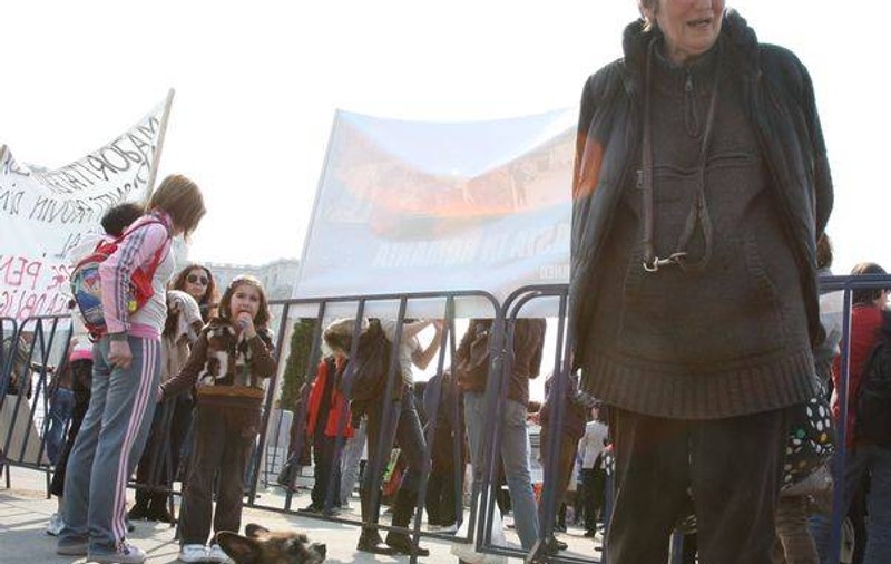Oamenii ies azi în stradă, la Guvern! Află pentru ce protestează!