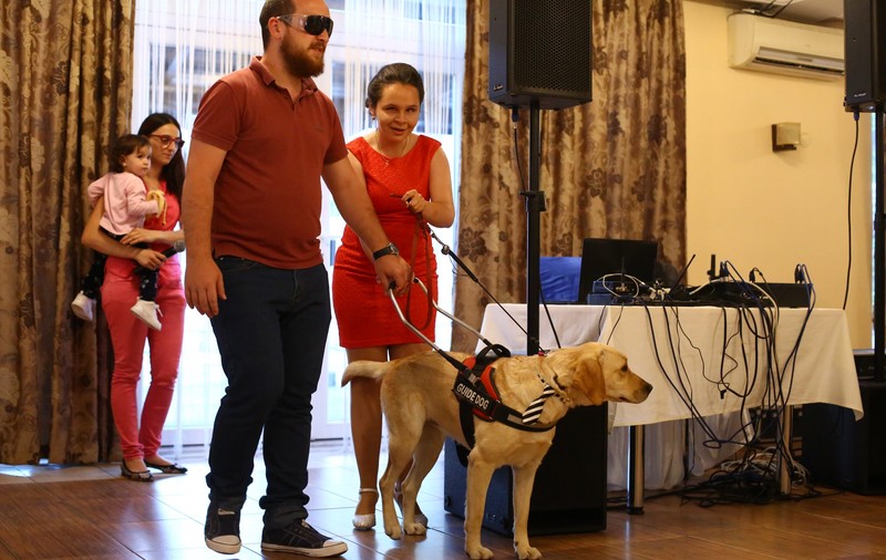REPORTAJ/ Câinii-ghid sunt salvarea nevăzătorilor. Daria și Daisy sunt o echipă cu o singură pereche de ochi /FOTO