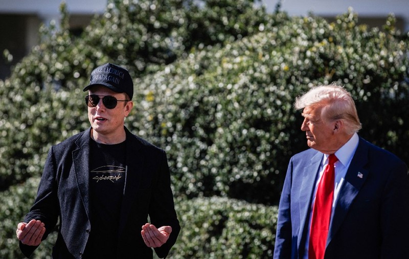 Donald Trump vrea să-l trimită pe Elon Musk „înapoi acasă, în Africa de Sud” și cere verificarea companiilor miliardarului