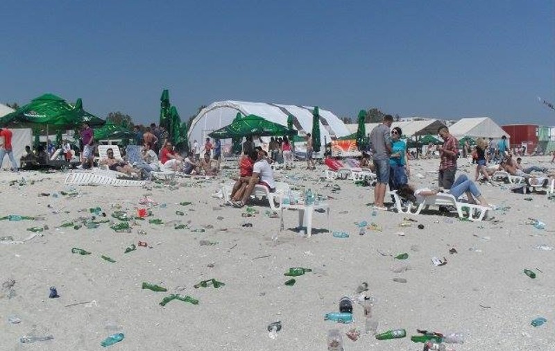 Imaginea nesimțirii, la malul mării! «Veniți din toată țara și credeți că plaja din Mamaia este groapa voastră de gunoi?»