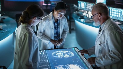 oameni de stiinta in timp ce analizeaza un creier in laborator