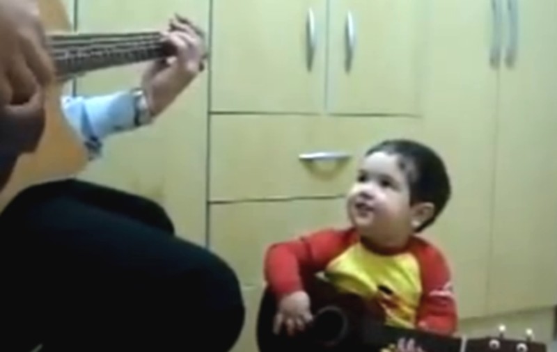 Un bebe de 2 ani CÂNTĂ O PIESĂ DE LA BEATLES! | VIDEO DEMENŢIAL