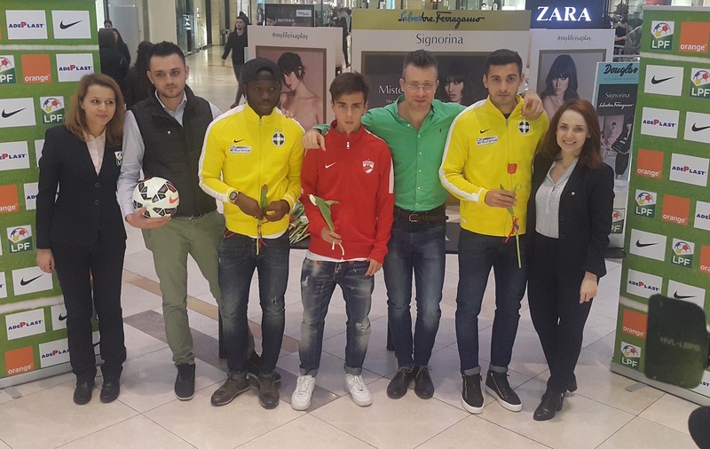 De Mărțișor, înainte de Derby de România de joi, din Cupă, lecție de fair-play între Steaua și Dinamo! Toată Liga I a sărbătorit Ziua Femeii! / FOTO&VIDEO