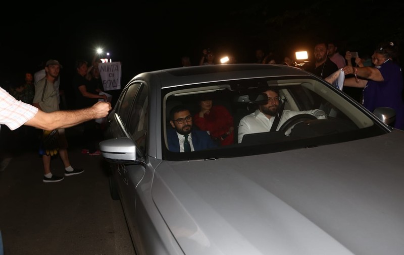 FOTO. Scandal la nunta fiului lui Liviu Dragnea, de la Palatul Snagov; Protestatarii blochează mașinile invitaților și strigă lozinci anti-PSD