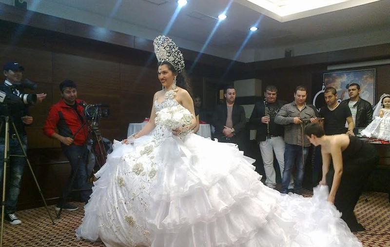 DOINIŢA OANCEA A ÎMBRĂCAT O ROCHIE de MIREASĂ bătută cu SWAROWSKI, de ZIUA ROMILOR! FOTO 