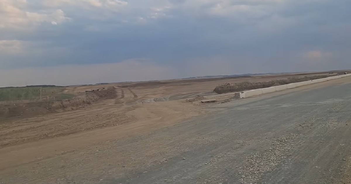 O porțiune de trei kilometri din tronsonul Chiribiș – Biharia al Autostrăzii A3 Transilvania este amenajată special pentru a permite aterizarea și parcarea avioanelor în cazuri de urgență.