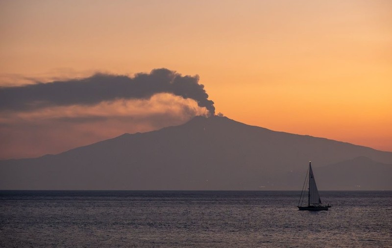 Vulcanul Etna a erupt din nou luni, 14 septembrie 2026. Sursă foto: Shuttertsock