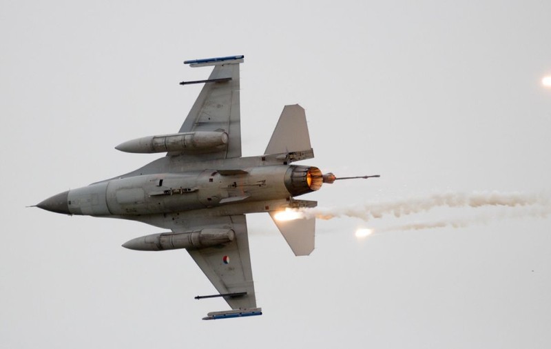 Imagini spectaculoase cu un avion ucrainean F-16 care „vânează” o rachetă de croazieră a Rusiei