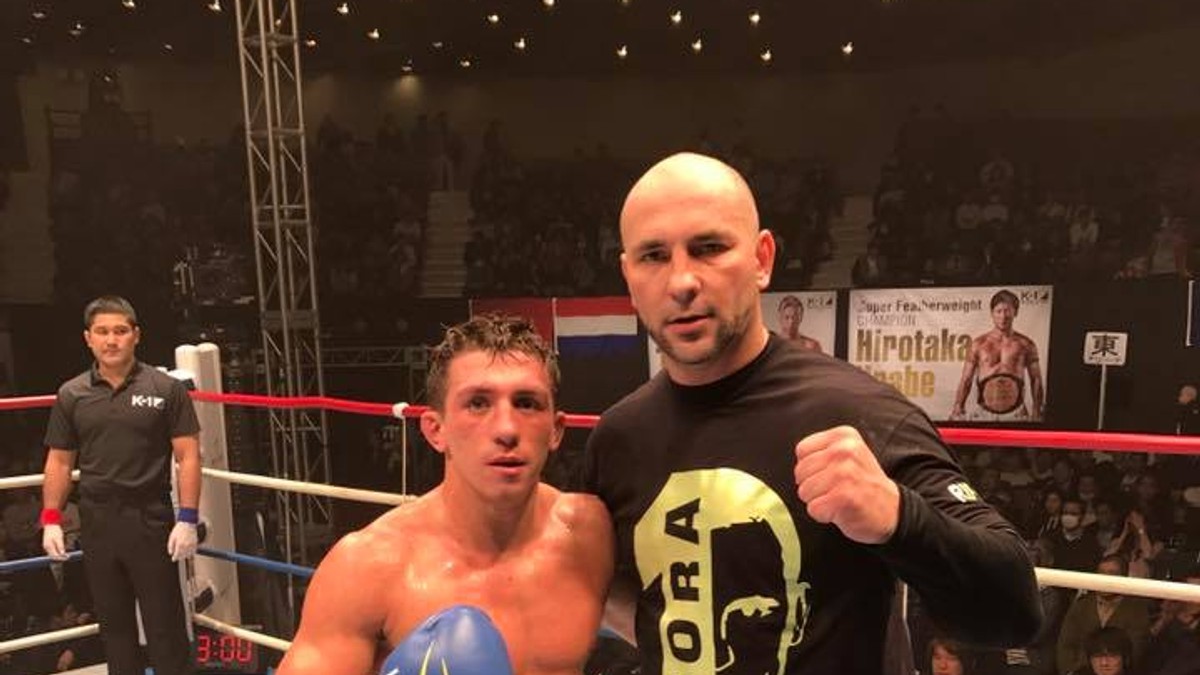 Campionul mondial Superkombat Cristi Spetcu, stânga, a fost susținut de antrenorul său, Ciprian Sora, dreapta