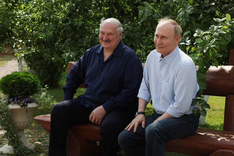 Aleksandr Lukașenko (stânga) și Vladimir Putin (dreapta) surprinși în timp ce stau pe o bancă în timpul vizitei la schitul Smolenski din Valaam, pe 1 august 2025. Foto: Profimedia
