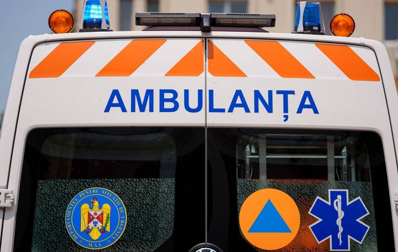 O fetiță de doi ani a murit după ce a căzut de la etaj într-un bloc din sectorul 1. Medicii au făcut tot posibilul să o salveze