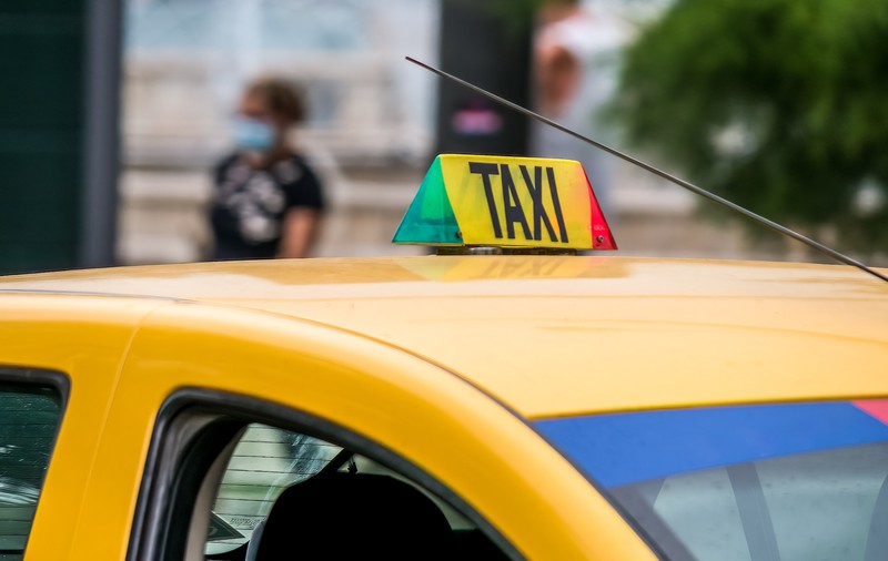 O gălățeancă, refuzată de taximetriști pe motiv că are prea mulți copii și nu încap în mașină: „Ne-a lăsat în stradă și a plecat"