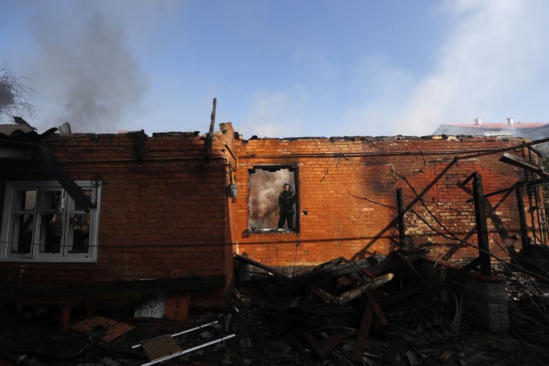 Pompieri ucraineni, la o casă care a fost vizată de un atac la Kiev, 23 martie. | Foto: EPA-EFE/ATEF SAFADI