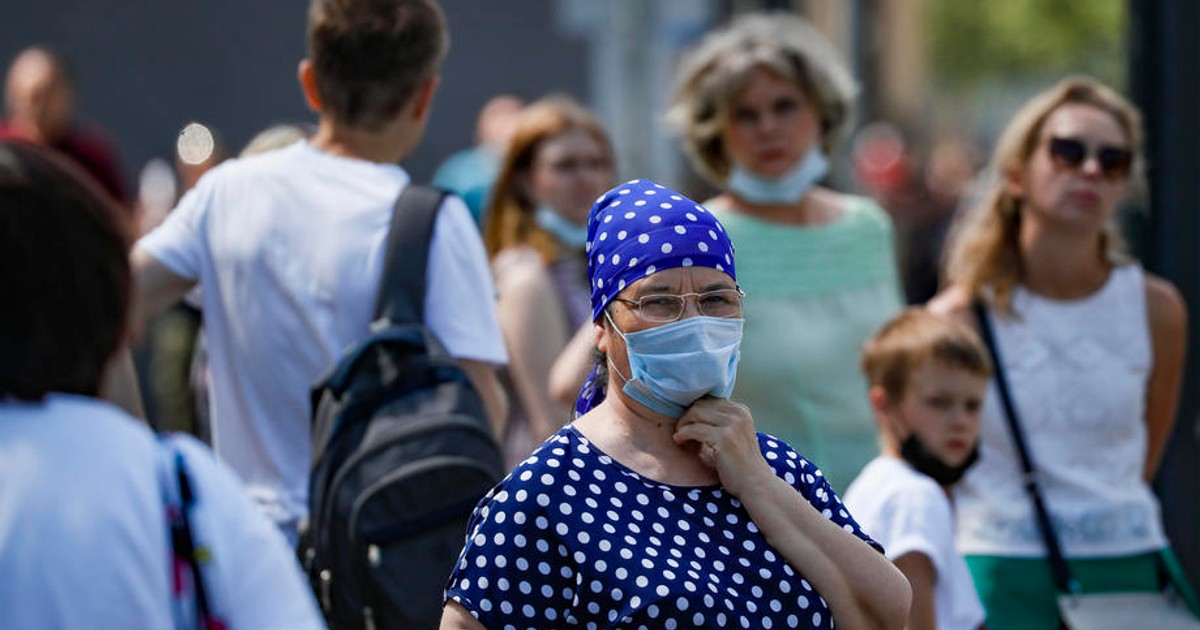 Persoanele vaccinate, îndemnate de OMS să poarte masca. „Vaccinul singur nu va opri transmiterea”