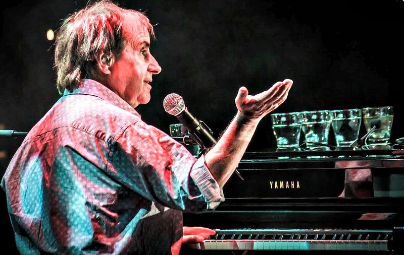 EXCLUSIV. CHRIS DE BURGH a avut la dispoziţie CINCI PAHARE de apă, în timpul concertului de la Sala Palatului. Nu a băut de două ori din ACELAŞI PAHAR
