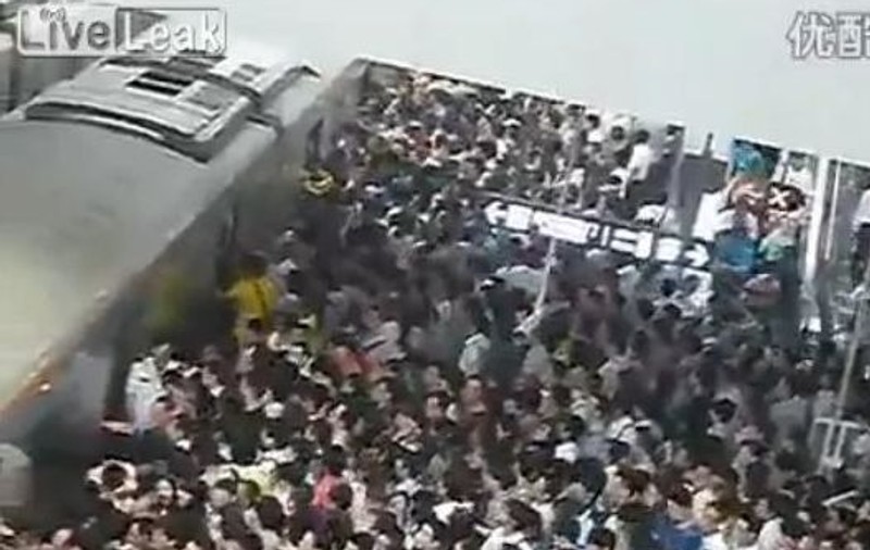 Te plângi de aglomeraţia de la metroul bucureştean? Uite ce e la Beijing! | VIDEO
