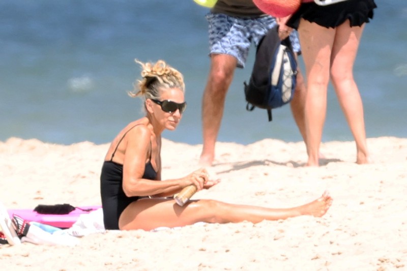EXCLUSIVE: **USE CHILD PIXELATED IMAGES IF YOUR TERRITORY REQUIRES IT** Sarah Jessica Parker takes a break from filming Sex And The City and spends the day with her husband Matthew Broderick at the Beach in The Hamptons New York. 31st July 2021. Pictured: Sarah Jessica Parker,Matthew Broderick,Image: 624717349, License: Rights-managed, Restrictions: -POL, -PRT, -RUS, Model Release: no, Credit line: Profimedia