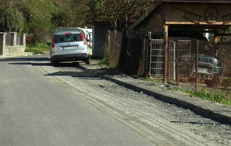 O firmă de construcții și-a luat înapoi asfaltul proaspăt turnat pe o stradă din Aninoasa. Primar: „Cred că suntem unici în România”
