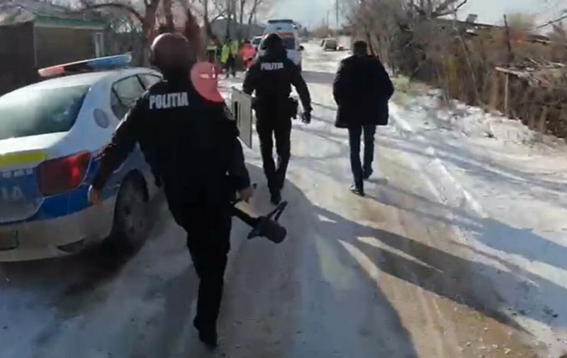 Un bărbat din Vrancea s-a baricadat 5 zile în casă. A fost salvat de luptătorii SAS și dus la spital. VIDEO