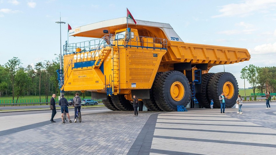 Cel mai mare camion din lume are culoarea galbenă și poate căra 450 de tone.