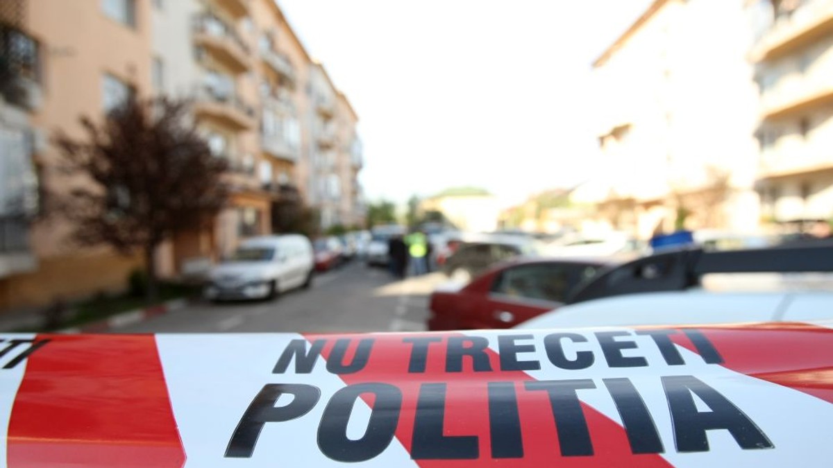 Doi tineri din Ploiești au fost prinși la furat în Pitești. Bandă alb-roșie, pe care scrie "Nu treceți, Poliția!"