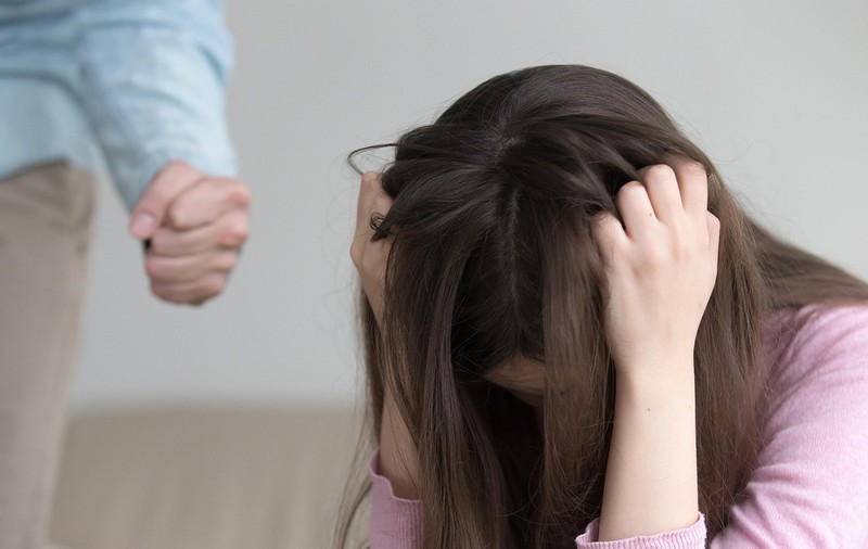 „M-am aruncat pe fereastră, ca să scap!” O româncă din Italia a povestit cum o amenința soțul că se va preda poliției cu capul ei în mână