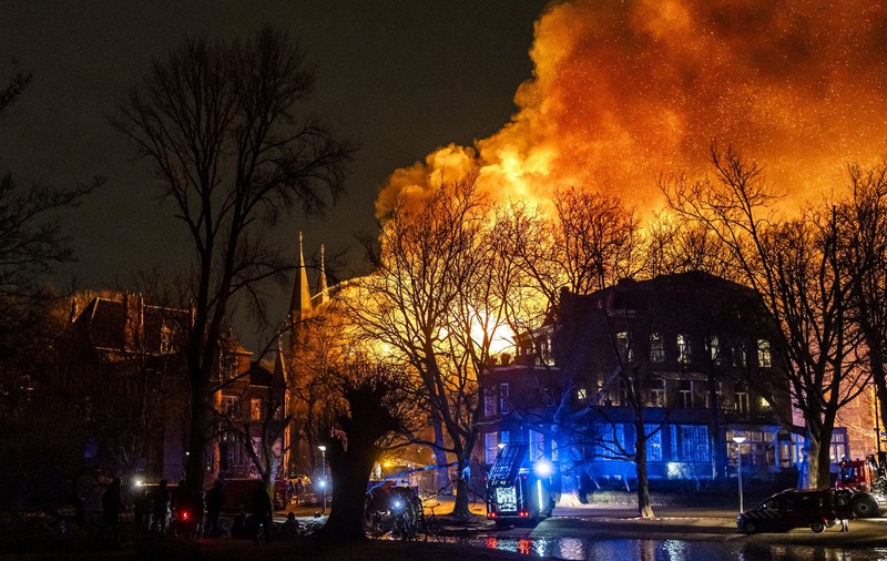 Incendiu devastator la Amsterdam, în noaptea de Revelion, plecat de la o rachetă de Anul Nou. Biserică istorică în flăcări, turn prăbușit, apartamente evacuate