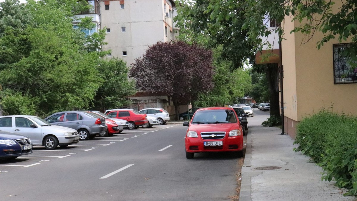 Primarul Robu vrea ca pe locurile de parcare dintre blocurile din Timișoara să fie doar mașini înmatriculate în Timiș