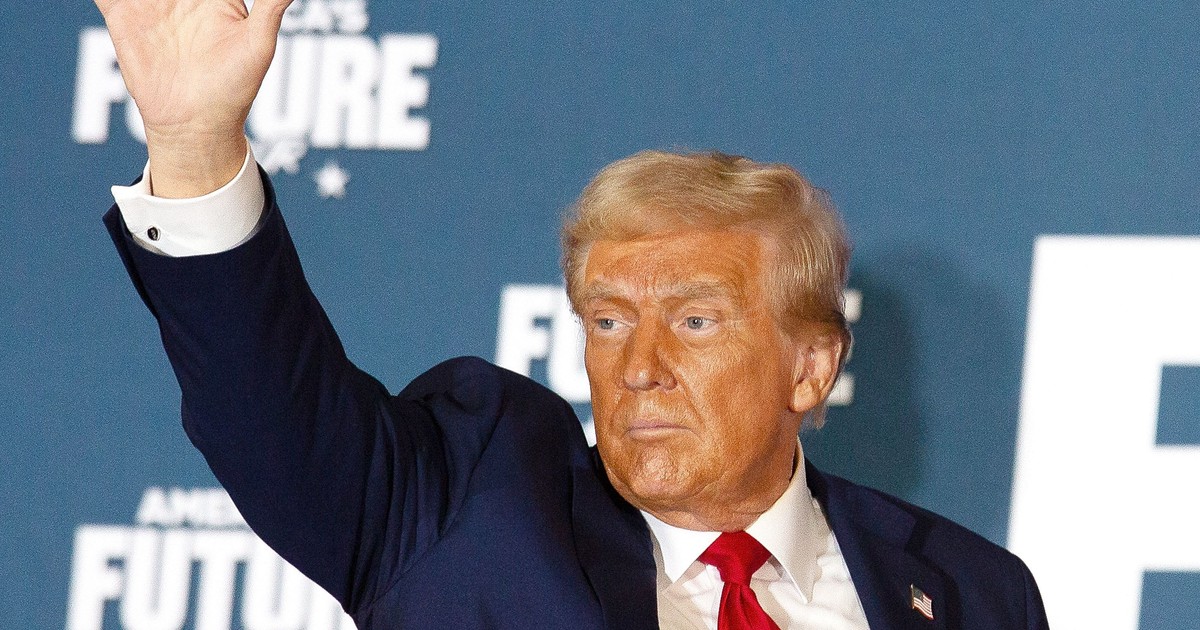 Donald Trump a fost fotografiat în timp ce făcea cu mâna