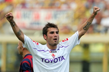 Adrian Mutu, la Fiorentina, se bucură după ce a marcat un gol împotriva Bolognei, în timpul meciului de fotbal din Serie A italiană de pe Stadionul „Dall'Ara”, din Bologna, Italia, pe 22 august 2009. Foto: EPA