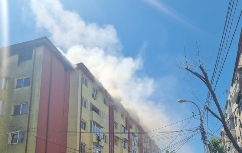 Incendiu la două blocuri din Năvodari. 16 apartamente au fost distruse de flăcări