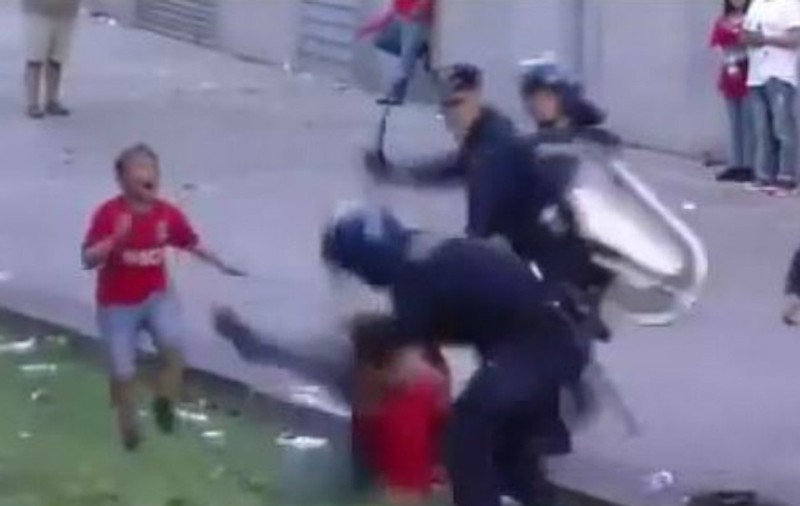 SCANDALOS. Un copil de 6 ani a văzut cum poliţia l-a stâlcit în bătaie pe tatăl său! / VIDEO ŞOCANT