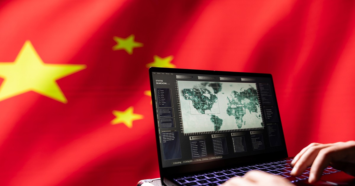 Agent militar izolat deasupra unui steag chinezesc, angajat într-o misiune de supraveghere folosind un laptop, privind o hartă aeriană a zonei de conflict. Ofițer de informații al regimului partidului comunist monitorizează zona de interes.