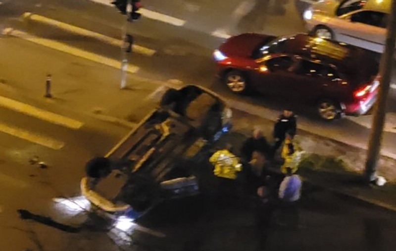 O mașină de poliție aflată în misiune s-a răsturnat într-o intersecție din București, după ce a fost lovită