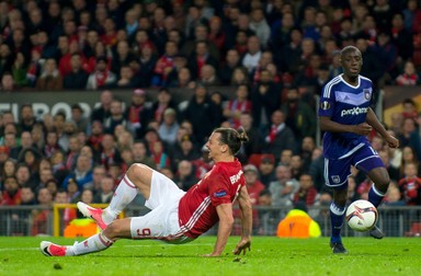 epa05918223 Manchester United's Zlatan Ibrahimovic reacts as he lands picking up an injury during the UEFA Europa League quarter final, second leg soccer match between Manchester United and RSC Anderlecht at Old Trafford in Manchester, Britain, 20 April 2017. EPA/PETER POWELL